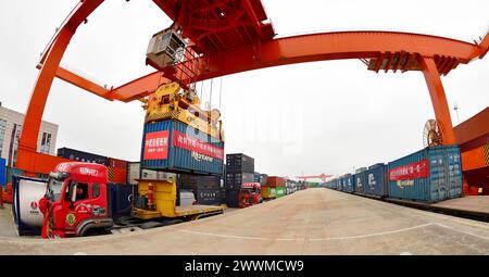 NANTONG, CHINA - 24. MÄRZ 2024 - der erste Spezialzug, der mit 45 Ladungen von 90 Containern russischen Sonnenblumenrohöls beladen ist, kommt in Haian an Stockfoto