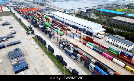 NANTONG, CHINA - 24. MÄRZ 2024 - Lokomotiven, Hubmaschinen und Containerwagen arbeiten in der Haian Logistics Basis in Nan ordentlich Stockfoto