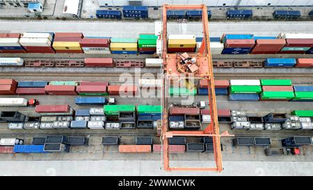 NANTONG, CHINA - 24. MÄRZ 2024 - Lokomotiven, Hubmaschinen und Containerwagen arbeiten in der Haian Logistics Basis in Nan ordentlich Stockfoto