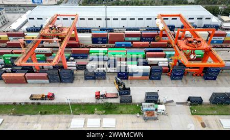 NANTONG, CHINA - 24. MÄRZ 2024 - Lokomotiven, Hubmaschinen und Containerwagen arbeiten in der Haian Logistics Basis in Nan ordentlich Stockfoto