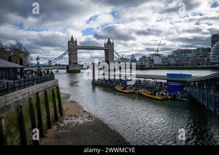 Ein malerischer Blick auf die Tower Bridge über die Themse unter bewölktem Himmel. Stockfoto