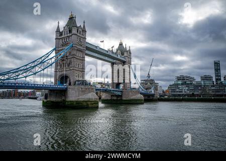 Ein malerischer Blick auf die Tower Bridge über die Themse unter bewölktem Himmel. Stockfoto