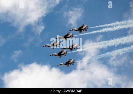 F-16 Fighting Falcons der US Air Force, die dem Demonstrationsteam der US Air Force, den „Thunderbirds“, zugeordnet sind. Stockfoto