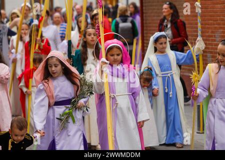 Pönitenten während einer Karwochenparade im Viertel Cabanyal in Valencia Spanien Stockfoto