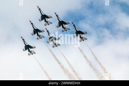 Die F-16 Fighting Falcons der US Air Force, die dem Demonstrationsteam der US Air Force, den „Thunderbirds“, zugeordnet sind, Stockfoto