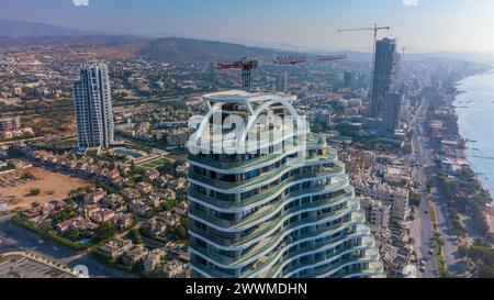 Ein Blick aus der Vogelperspektive auf die Küste von Limassol, Zypern. Stockfoto