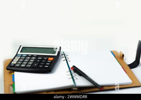 Finanznotizbuch und Stift isoliert auf weißem Hintergrund Stockfoto