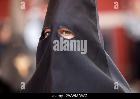 Pönitenten während einer Karwochenparade im Viertel Cabanyal in Valencia Spanien Stockfoto