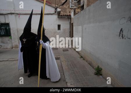Pönitenten während einer Karwochenparade im Viertel Cabanyal in Valencia Spanien Stockfoto