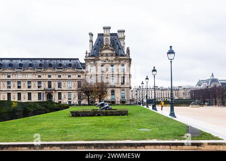 5. Dezember 2023 - Louvre Museum, das größte Kunstmuseum der Welt. Im Vordergrund befindet sich der Jardin des Tuileries, oder der Tuileriengarten, ein Publikum Stockfoto