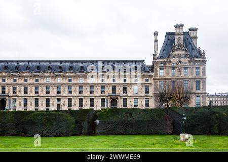 5. Dezember 2023 - Louvre Museum, das größte Kunstmuseum der Welt. Im Vordergrund befindet sich der Jardin des Tuileries, oder der Tuileriengarten, ein Publikum Stockfoto