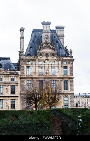 5. Dezember 2023 - Louvre Museum, das größte Kunstmuseum der Welt. Im Vordergrund befindet sich der Jardin des Tuileries, oder der Tuileriengarten, ein Publikum Stockfoto