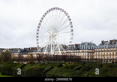 5. Dezember 2023 - das Pariser Riesenrad auf dem Place de la Concorde. Das Louvre Museum am rechten Ufer der seine, die größte Kunstmuse der Welt Stockfoto