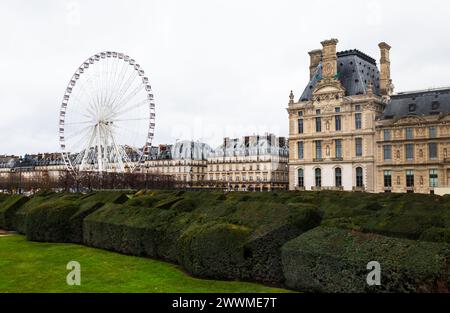 5. Dezember 2023 - das Pariser Riesenrad auf dem Place de la Concorde. Das Louvre Museum am rechten Ufer der seine, die größte Kunstmuse der Welt Stockfoto