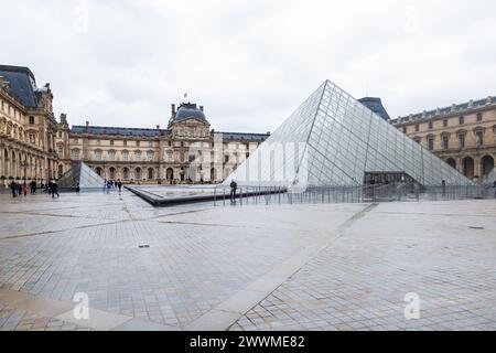 5. Dezember 2023 - Touristen vor der Glaspyramide am Eingang des Louvre-Museums in Paris, Frankreich Stockfoto