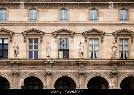 Dezember 2023 – Außenansicht des Louvre-Museums, Paris, Frankreich. Der Louvre ist eines der größten der Welt, mit drei Etagen in jeder der beiden Stockfoto