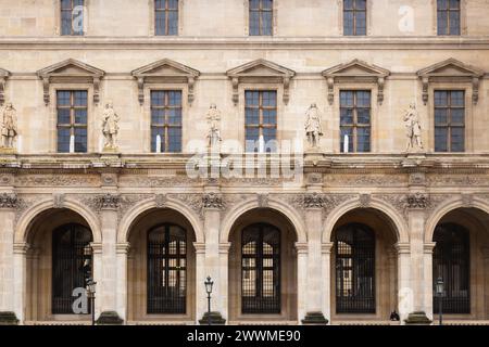 Dezember 2023 – Außenansicht des Louvre-Museums, Paris, Frankreich. Der Louvre ist eines der größten der Welt, mit drei Etagen in jeder der beiden Stockfoto