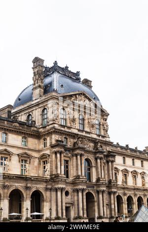 Dezember 2023 – Außenansicht des Louvre-Museums, Paris, Frankreich. Der Louvre ist eines der größten der Welt, mit drei Etagen in jeder der beiden Stockfoto