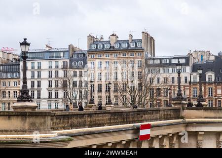 5. Dezember 2023 - Pont Neuf, Paris. Die Pont Neuf (neue Brücke) ist eine der bekanntesten Brücken in Paris, Frankreich. Trotz seines Namens, was bedeutet Stockfoto