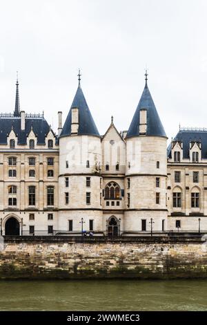 5. Dezember 2023 - La Conciergerie ist ein historisches Gebäude an der Île de la Cité im Herzen von Paris, Frankreich. Ursprünglich als königlicher Freund erbaut Stockfoto