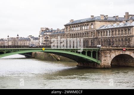 5. Dezember 2023 - die Pont Notre-Dame, Paris. Le Pont Notre-Dame ist eine historische Brücke in Paris, Frankreich, die die seine überspannt. Es verbindet sich Stockfoto