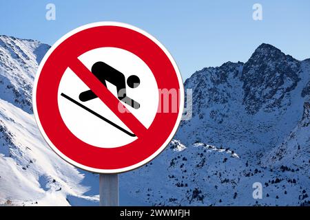 Rundes Verbotsschild mit einem Mann-Skisymbol in der Mitte. Stockfoto