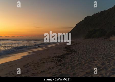 Sonnenuntergang am Strand am Meer, Nyang Nyang, Bali. Stockfoto