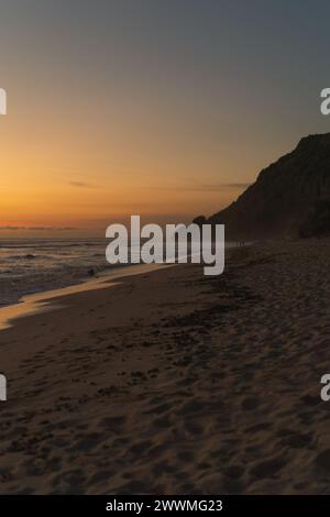 Sonnenuntergang am Strand am Meer, Nyang Nyang, Bali. Stockfoto