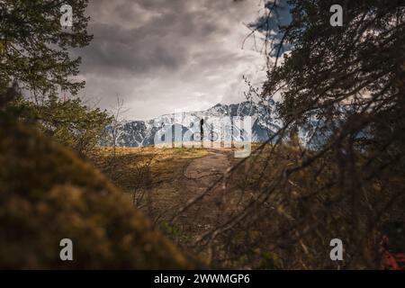 Eine Frau, die mit Bergen im Hintergrund fährt Stockfoto