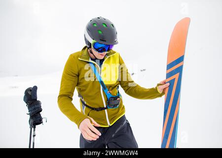 Backcountry-Skier mit Lawinenfernbedienung im Backcountry Stockfoto