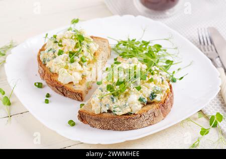 Köstlicher Toast mit Pastete gekochten Ei, Gurke und Frischkäse auf einem weißen Teller. Gesunde Ernährung, Frühstück. Keto Diätkost. Leckeres Essen. Stockfoto