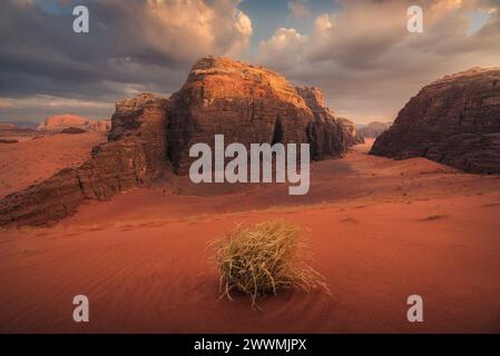 Atemberaubender Sonnenuntergang in den engen Schluchten der Wadi Rum Wüste, Jordanien Stockfoto