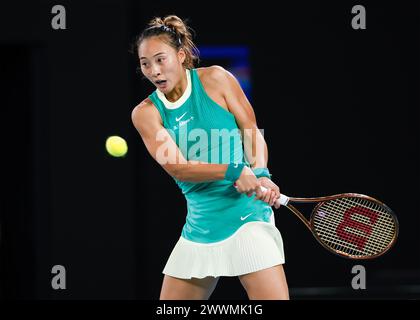 Qinwen Zheng (CHN) in Aktion bei den Australian Open 2024 im Melbourne Park, Melbourne, Victoria, Australien. Stockfoto