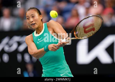 Qinwen Zheng (CHN) in Aktion bei den Australian Open 2024 im Melbourne Park, Melbourne, Victoria, Australien. Stockfoto