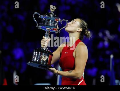 Die Siegerin der Australian Open 2024 Aryna Sabalenka (BLR) posiert mit Trophäe im Melbourne Park, Melbourne, Victoria, Australien Stockfoto