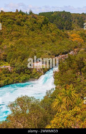 Die Huka Falls sind eine Reihe von Wasserfällen am Waikato River, der den Lake Taupo auf der Nordinsel in Neuseeland entwässert. Stockfoto