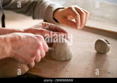 Kinderhände handgefertigte Keramik aus Ton in Nahaufnahme. Stockfoto