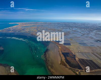 Luftaufnahme der Fangar-Bucht und der Muschelfarmen im Ebro-Delta (Tarragona, Katalonien, Spanien) ESP: Vista aérea de la Bahía del Fangar Stockfoto