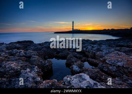 Leuchtturm von Artrutx bei einem Winteruntergang am kap Cap d'Artrutx (Menorca, Balearen, Spanien) ESP: Faro de Artrutx en un atardecer de invierno Stockfoto