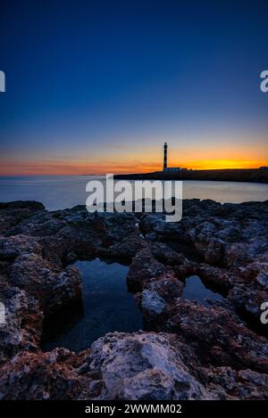 Leuchtturm von Artrutx bei einem Winteruntergang am kap Cap d'Artrutx (Menorca, Balearen, Spanien) ESP: Faro de Artrutx en un atardecer de invierno Stockfoto