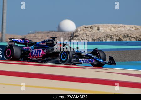 BAHRAIN INTERNATIONAL CIRCUIT, BAHRAIN – 21. FEBRUAR: Esteban Ocon, Alpine A523 während der Bahrain-Testfahrten am Bahrain International Circuit am 21. Februar 2024 in Sakhir, Bahrain. (Foto: Michael Potts/BSR Agency) Stockfoto