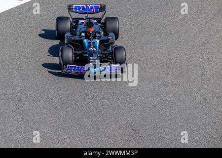 BAHRAIN INTERNATIONAL CIRCUIT, BAHRAIN – 21. FEBRUAR: Esteban Ocon, Alpine A523 während der Bahrain-Testfahrten am Bahrain International Circuit am 21. Februar 2024 in Sakhir, Bahrain. (Foto: Michael Potts/BSR Agency) Stockfoto