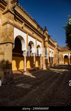 Galerie mit Hufeisenbögen im Innenhof der Moschee Kathedrale von Córdoba (Córdoba, Andalusien Spanien) ESP Galería de arcos de herradura Córdoba Stockfoto