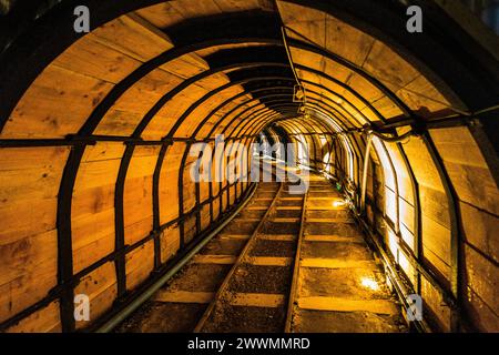 Bergbautunnel und Eisenbahnstrecke, Purbeck Mining Museum, Dorset, England Stockfoto