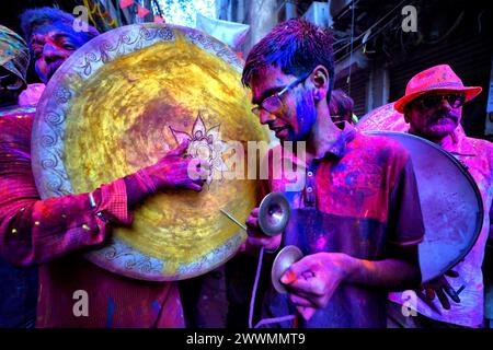 Kalkutta, Indien. März 2024. Anhänger sahen während des Holi Festivals singen und Schlagzeug spielten. Holi, auch bekannt als das Festival der Farben, wird anlässlich der Ankunft des Frühlings in Indien gefeiert. Quelle: SOPA Images Limited/Alamy Live News Stockfoto