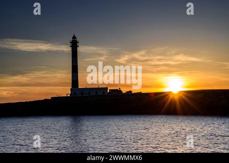 Leuchtturm von Artrutx bei einem Winteruntergang am kap Cap d'Artrutx (Menorca, Balearen, Spanien) ESP Faro de Artrutx en un atardecer de invierno Menorca Stockfoto