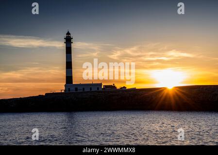 Leuchtturm von Artrutx bei einem Winteruntergang am kap Cap d'Artrutx (Menorca, Balearen, Spanien) ESP Faro de Artrutx en un atardecer de invierno Menorca Stockfoto