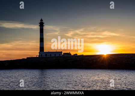 Leuchtturm von Artrutx bei einem Winteruntergang am kap Cap d'Artrutx (Menorca, Balearen, Spanien) ESP Faro de Artrutx en un atardecer de invierno Menorca Stockfoto