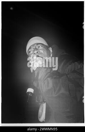 PUBLIC ENEMY, KONZERT, 2000: Flavor Flav of Public Enemy beim Homelands Festival in Winchester, England, Großbritannien am 27. Mai 2000. Foto: Rob Watkins. INFO: Public Enemy, eine US-amerikanische Hip-Hop-Gruppe, die 1985 in Long Island, New York gegründet wurde, revolutionierte die Rap-Musik mit politisch aufgeladenen Texten und innovativer Produktion. Hits wie „Fight the Power“ machten sie berühmt und festigten ihren Status als Ikonen der bewussten Hip-Hop-Kultur. Stockfoto