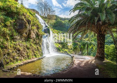 Entdecken Sie den bezaubernden Park Ribeira dos Caldeiroes in Sao Miguel, eine ruhige Oase der Azoren mit üppigen Landschaften und rauschenden Wasserfällen. Stockfoto